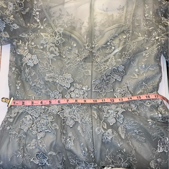 🆕MacDuggal Embroidered Illusion Puff Sleeve Gown|Size 14|$798 Retail|Minor Flaw - Picture 8 of 16